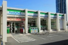 コンビニ　ファミリーマート 港南四丁目店（コンビニ）まで388m