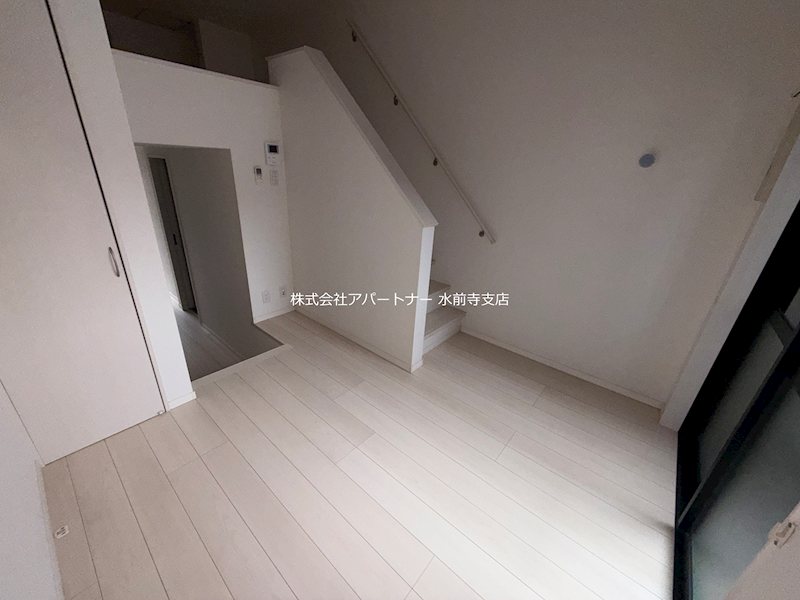 居室・リビング　洋室は天井が高く開放感ございます♪