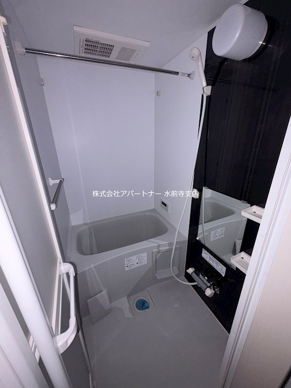 バス・シャワールーム　綺麗で広いお風呂になっております！