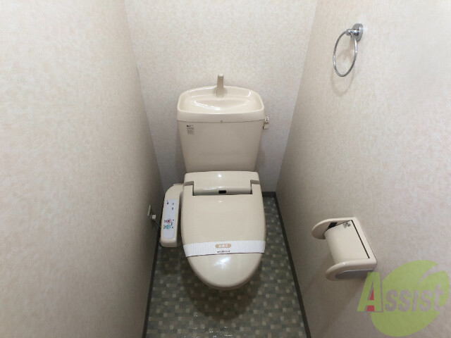 トイレ　温水洗浄付きの便座です。便利で使い勝手がいいですね。