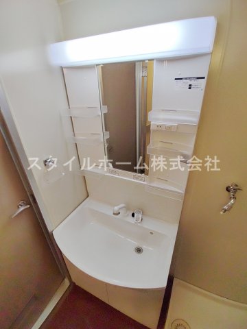 洗面設備　ゆったりとスペースのある洗面所