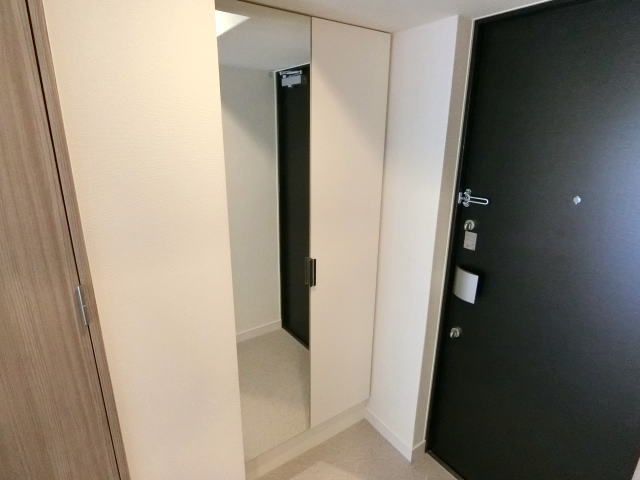 玄関　姿見鏡付きのシューズボックス
