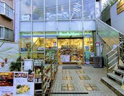 コンビニ　ファミリーマート 表参道南店（コンビニ）まで383m