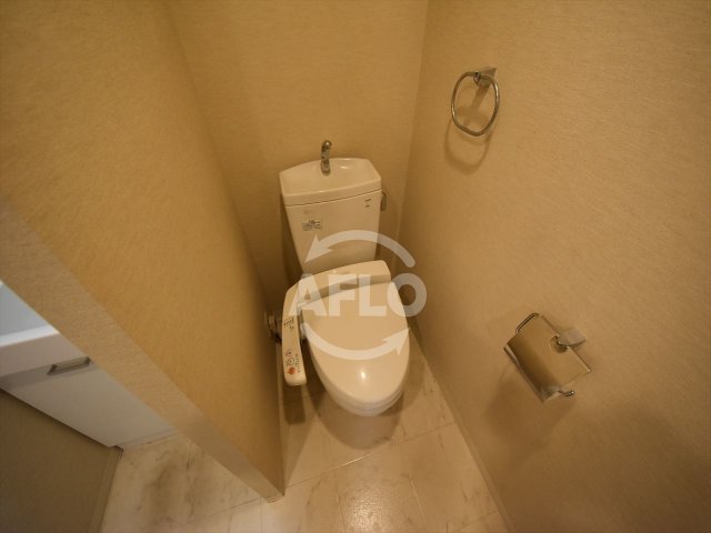 トイレ　レオンコンフォート本町東　温水洗浄便座