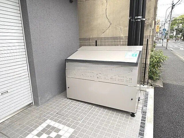 ロビー　敷地内にゴミ捨て場有ります