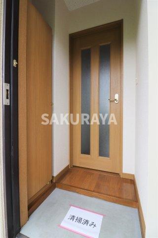 玄関　現況と異なる場合がございます。