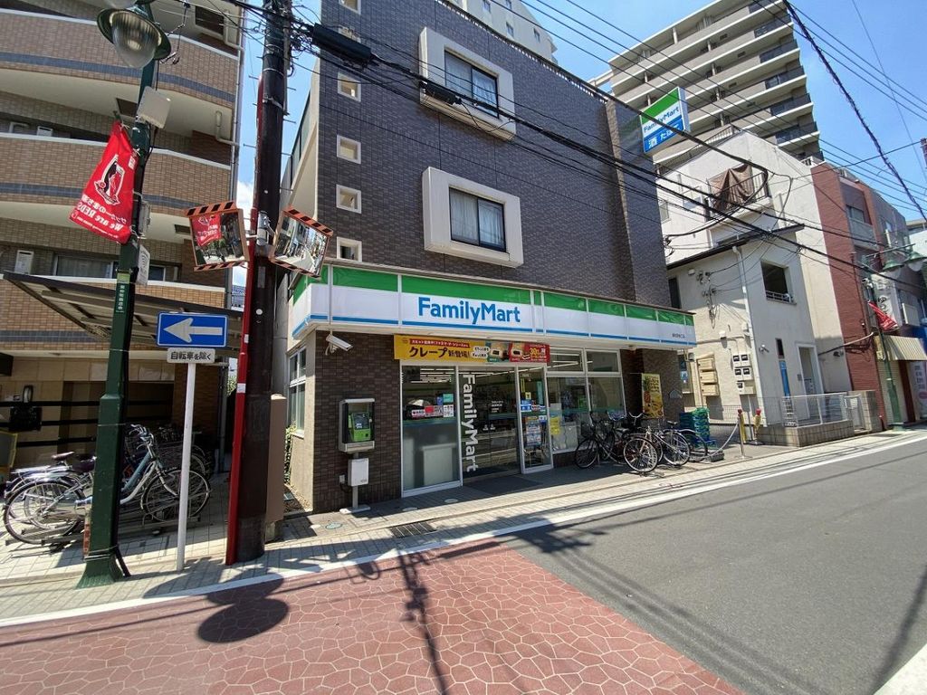 コンビニ　ファミリーマート 浦和駅東口店（コンビニ）まで560m