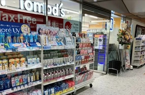 ドラックストア　トモズ 東京シティエアターミナル店（ドラッグストア）まで300m