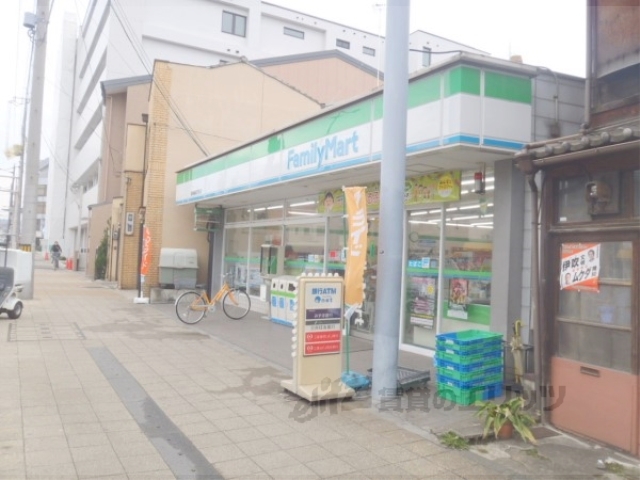 コンビニ　ファミリーマート唐橋羅城門町店（コンビニ）まで400m