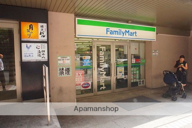 コンビニ　ファミリーマート（コンビニ）まで736m