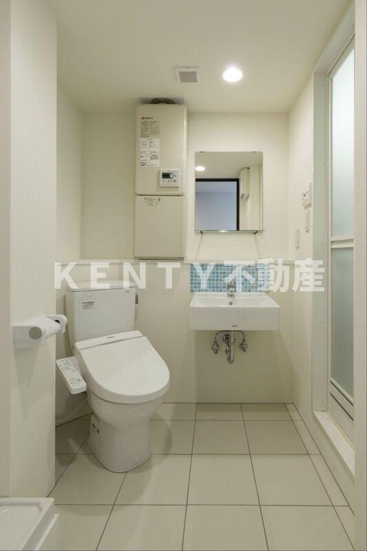 トイレ　落ち着いた色調のトイレです