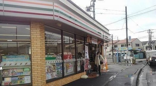 コンビニ　セブンイレブン逗子５丁目店（コンビニ）まで130m