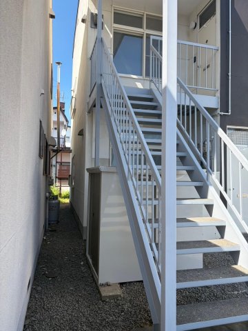 エントランス　綺麗な階段で気分も上がります
