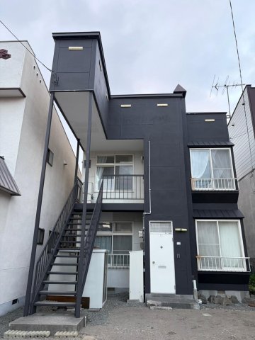 建物外観　モノトーンで配色された壁と階段はリフォーム塗装済み。