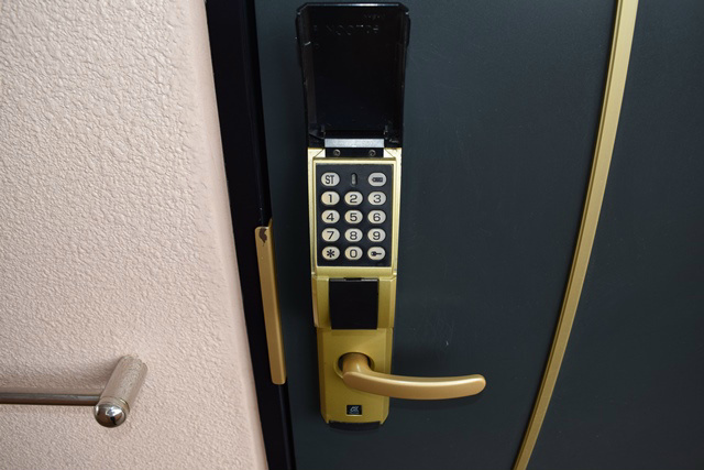 セキュリティ　電子ロックで鍵を持ち歩く必要もありません。別部屋参考写真。