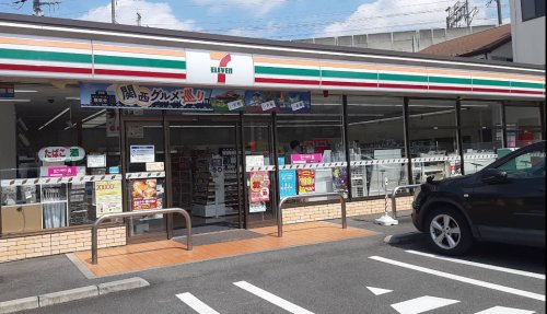 コンビニ　セブンイレブン さいたま鹿手袋3丁目店（コンビニ）まで479m