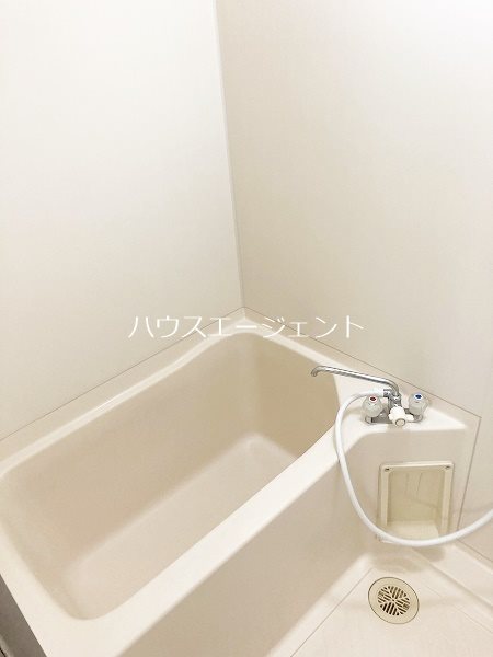 バス・シャワールーム　きれいなお風呂です。※参考画像反転タイプです