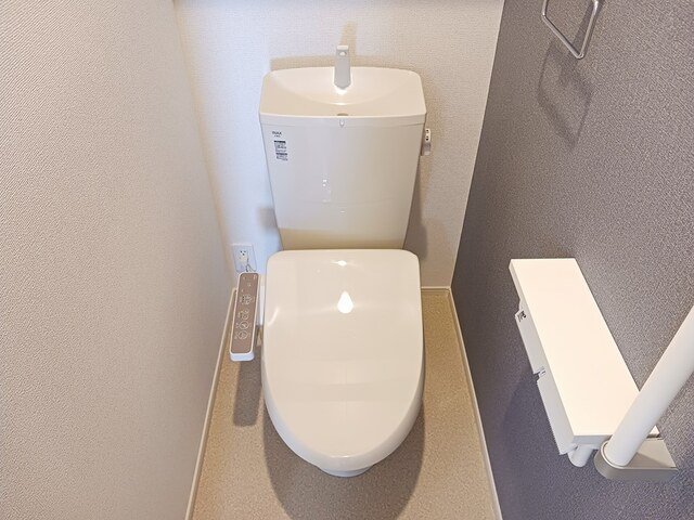 トイレ　落ち着いた色調のトイレです