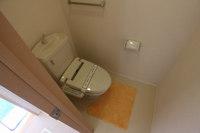 トイレ　※同タイプのお部屋の写真になります。温水洗浄便座付きです。