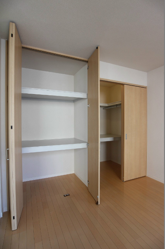 収納　※同タイプのお部屋の写真になります。左は布団もしまえる仕切り