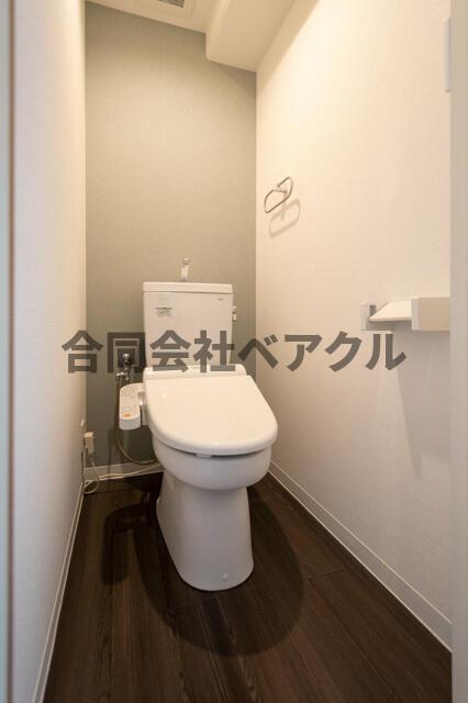 トイレ　落ち着いた色調のトイレです