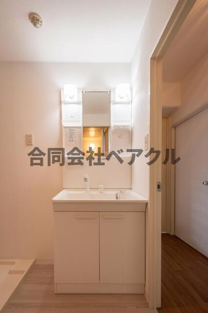 洗面設備　明るい洗面所です