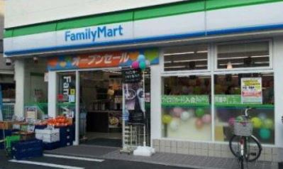 コンビニ　ファミリーマート 東十条六丁目店（コンビニ）まで587m