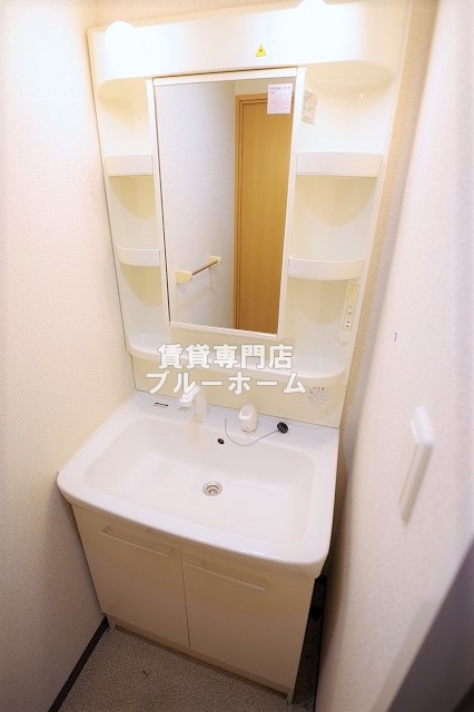 洗面設備　シャンプードレッサー付きの独立洗面台です！