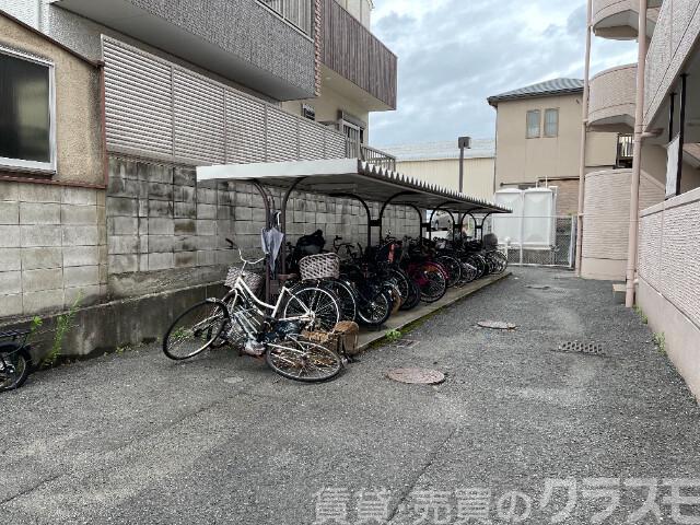 エントランス　屋根付き駐輪場