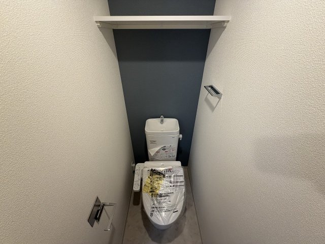 トイレ　落ち着いた色調のトイレです
