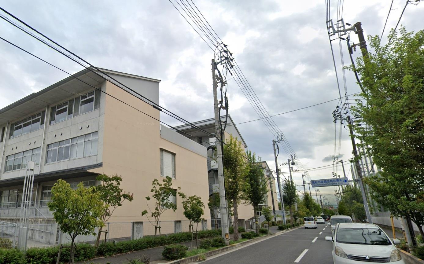 中学校　高松市立高松第一中学校（中学校）まで483m