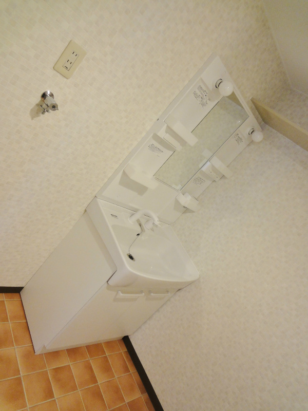 洗面設備　シャンプードレッサーの付いている独立洗面台です。