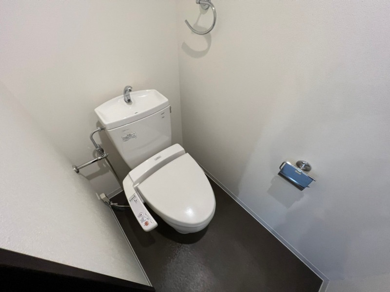 トイレ　ウォシュレット機能がついたトイレです。安心して使用できます。