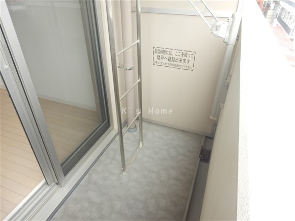 バルコニー　広めで陽当たり良好なバルコニー