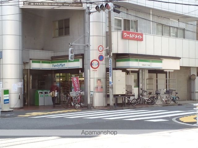 コンビニ　ファミリーマート中野本町六丁目店（コンビニ）まで108m