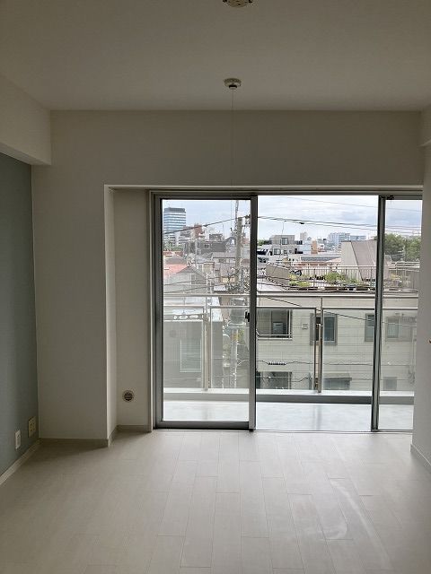 バルコニー　別部屋の画像を使用しております。