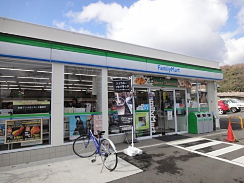 コンビニ　ファミリーマート 宝塚山本駅前店（コンビニ）まで196m