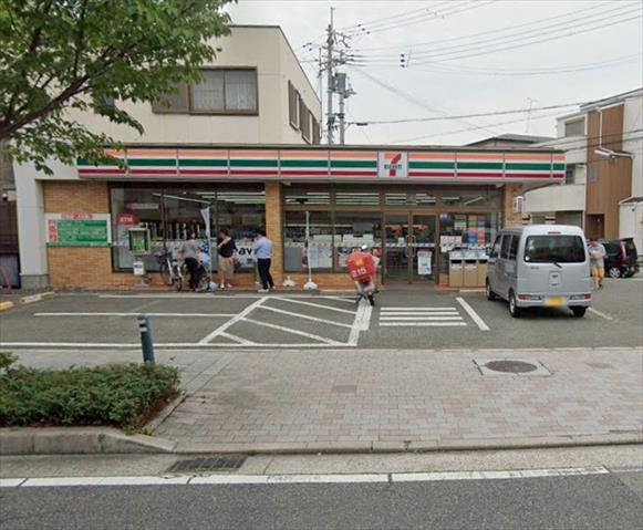 コンビニ　セブンイレブン（コンビニ）まで676m