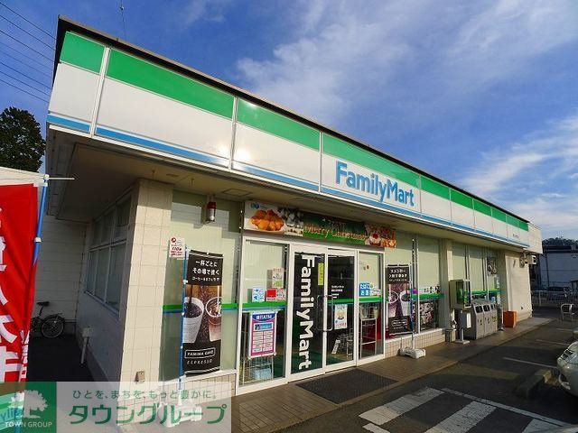 コンビニ　ファミリーマート桐生川内町店（コンビニ）まで860m