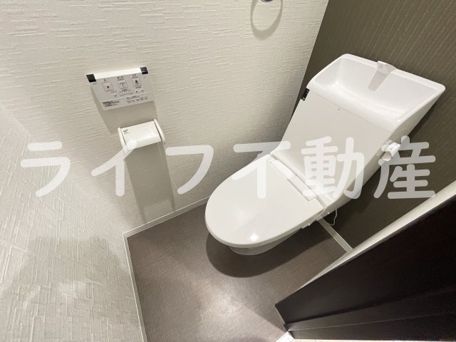 トイレ　落ち着いた色調のトイレです