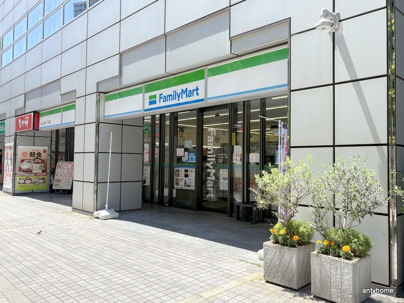 コンビニ　ファミリーマート Ｋ２土佐堀一丁目店（コンビニ）まで97m