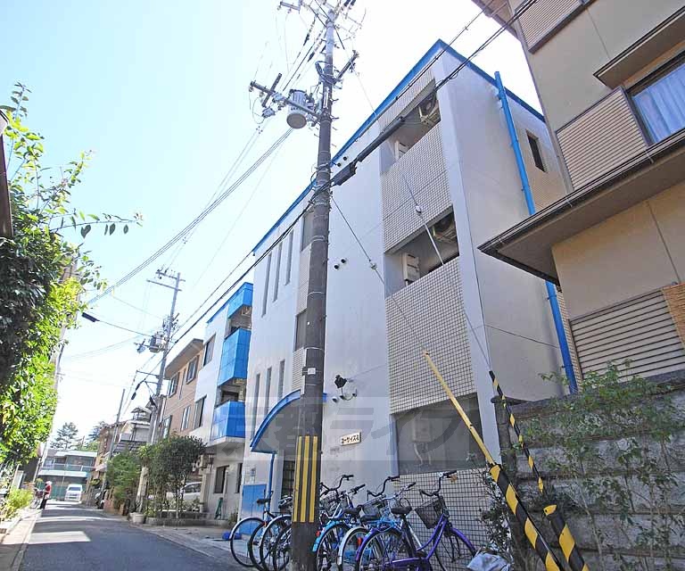 建物外観　実は奥に長いこのマンション。