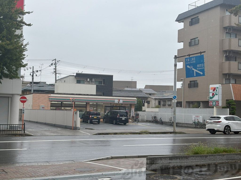 コンビニ　セブンイレブン吹田泉町2丁目店（コンビニ）まで140m