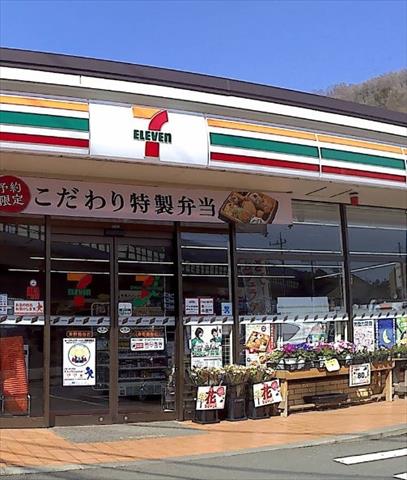 コンビニ　セブン－イレブン秦野鶴巻店（コンビニ）まで1395m