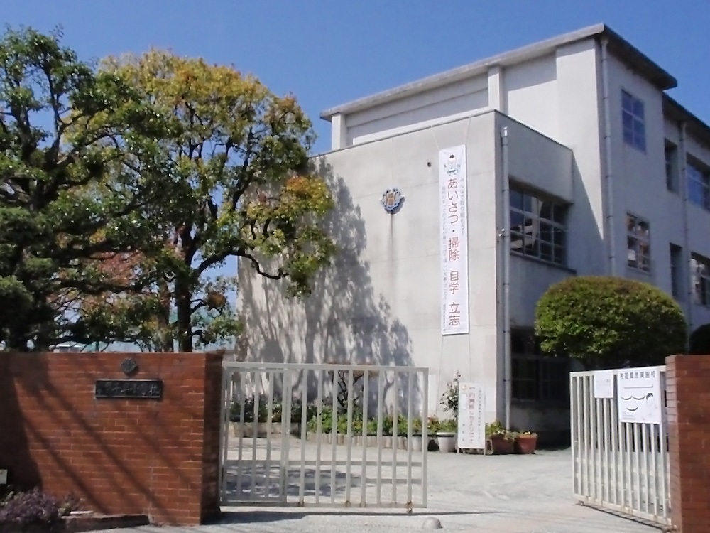 小学校　福岡市立千早小学校（小学校）まで697m