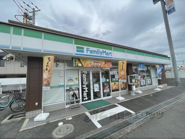 コンビニ　ファミリーマート上牧桜ヶ丘店（コンビニ）まで1100m