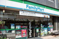 コンビニ　ファミリーマート 武蔵境駅前店（コンビニ）まで218m