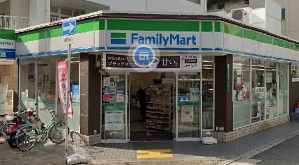 コンビニ　ファミリーマート 阪急三国駅西店（コンビニ）まで15m