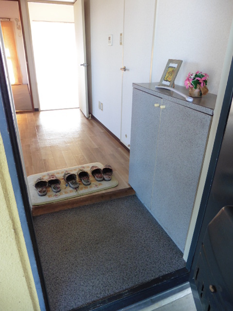 玄関　※写真は他号室です