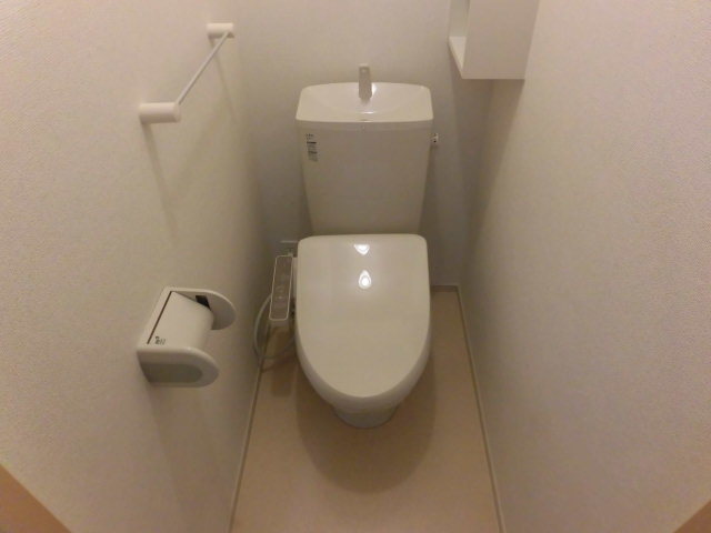 トイレ　ウォシュレット付きの清潔感のあるトイレです。